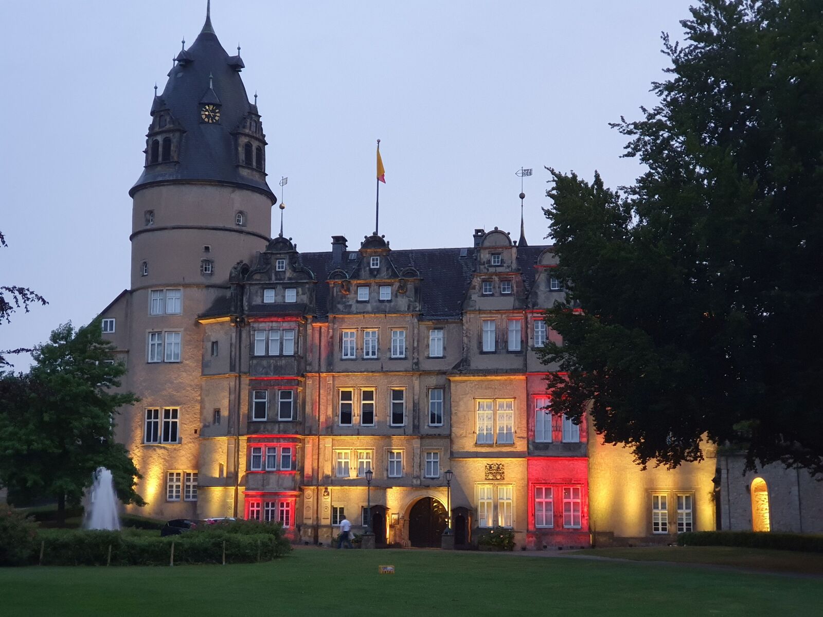 Samsung Galaxy S10 sample photo. Castle, detmold, lighting photography