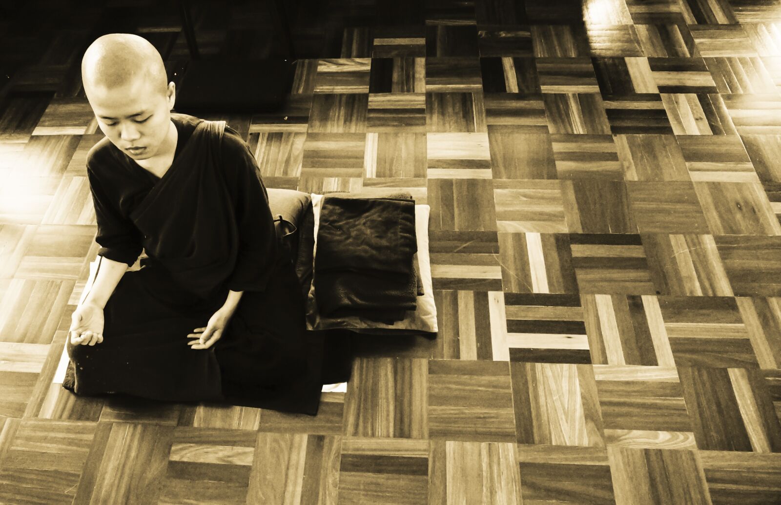 Sony Alpha NEX-5T sample photo. Theravada buddhism, meditation, nun photography