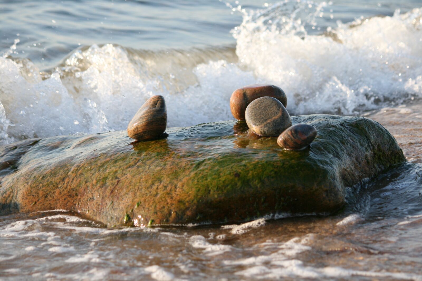 Canon EOS 400D (EOS Digital Rebel XTi / EOS Kiss Digital X) sample photo. Sea, rocks, water photography