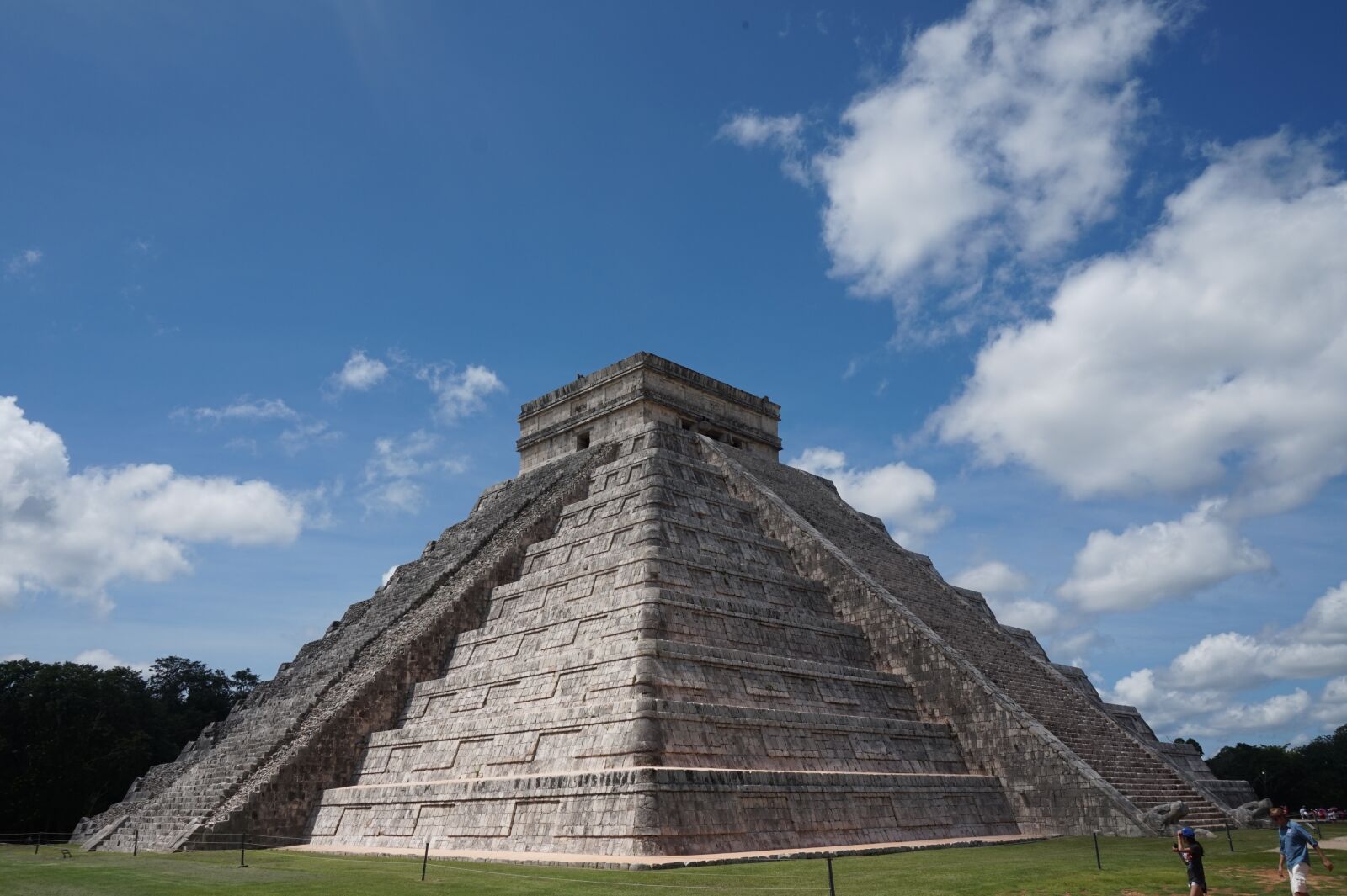 Sony E 16-50mm F3.5-5.6 PZ OSS sample photo. Mexico, pyramid, sky photography