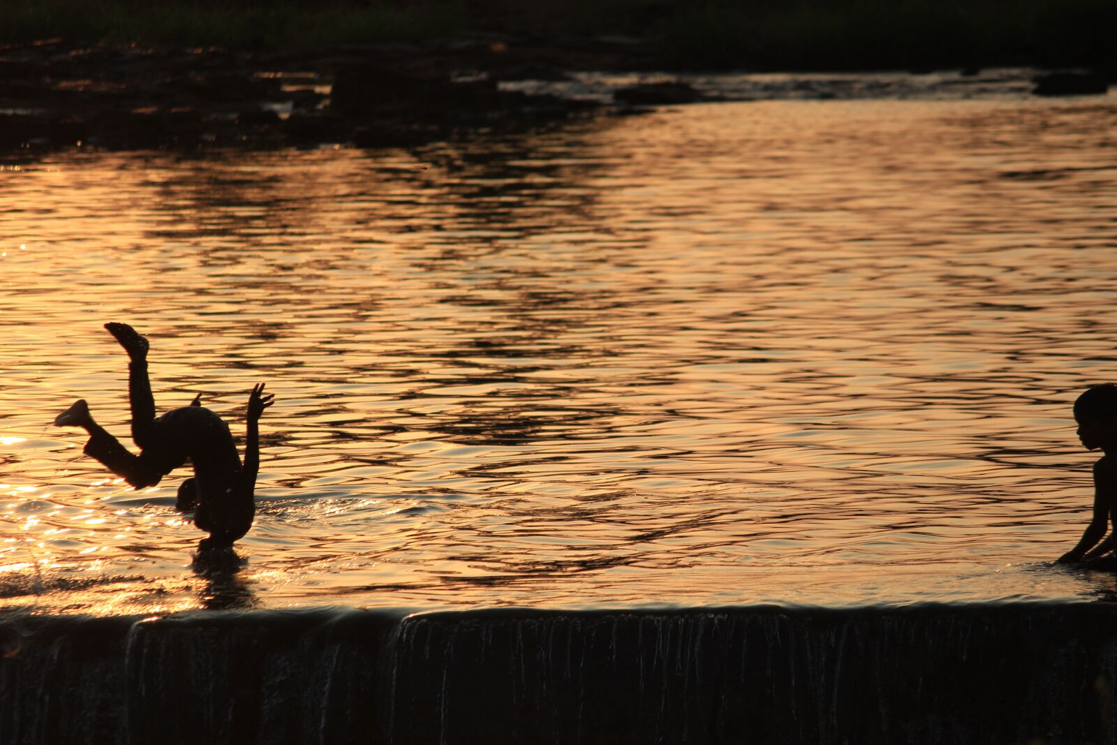 Canon EOS 600D (Rebel EOS T3i / EOS Kiss X5) sample photo. Kids, water, reservoir photography