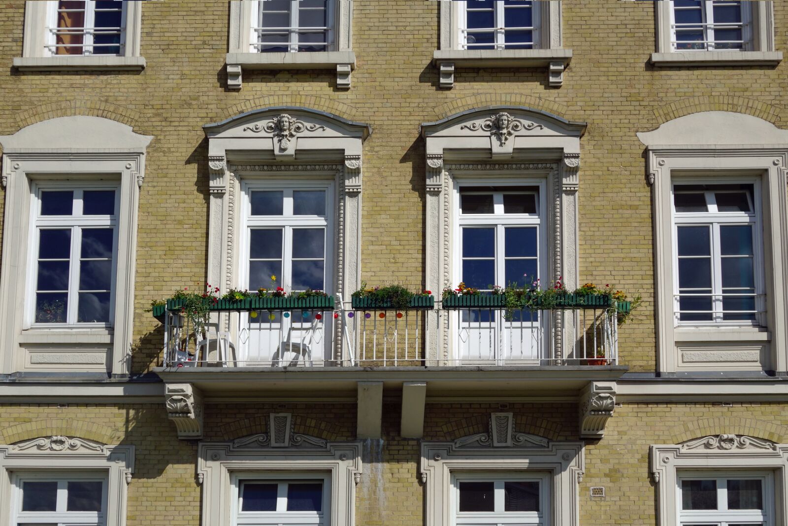 Sony Cyber-shot DSC-RX100 II sample photo. Facade, architecture, house photography