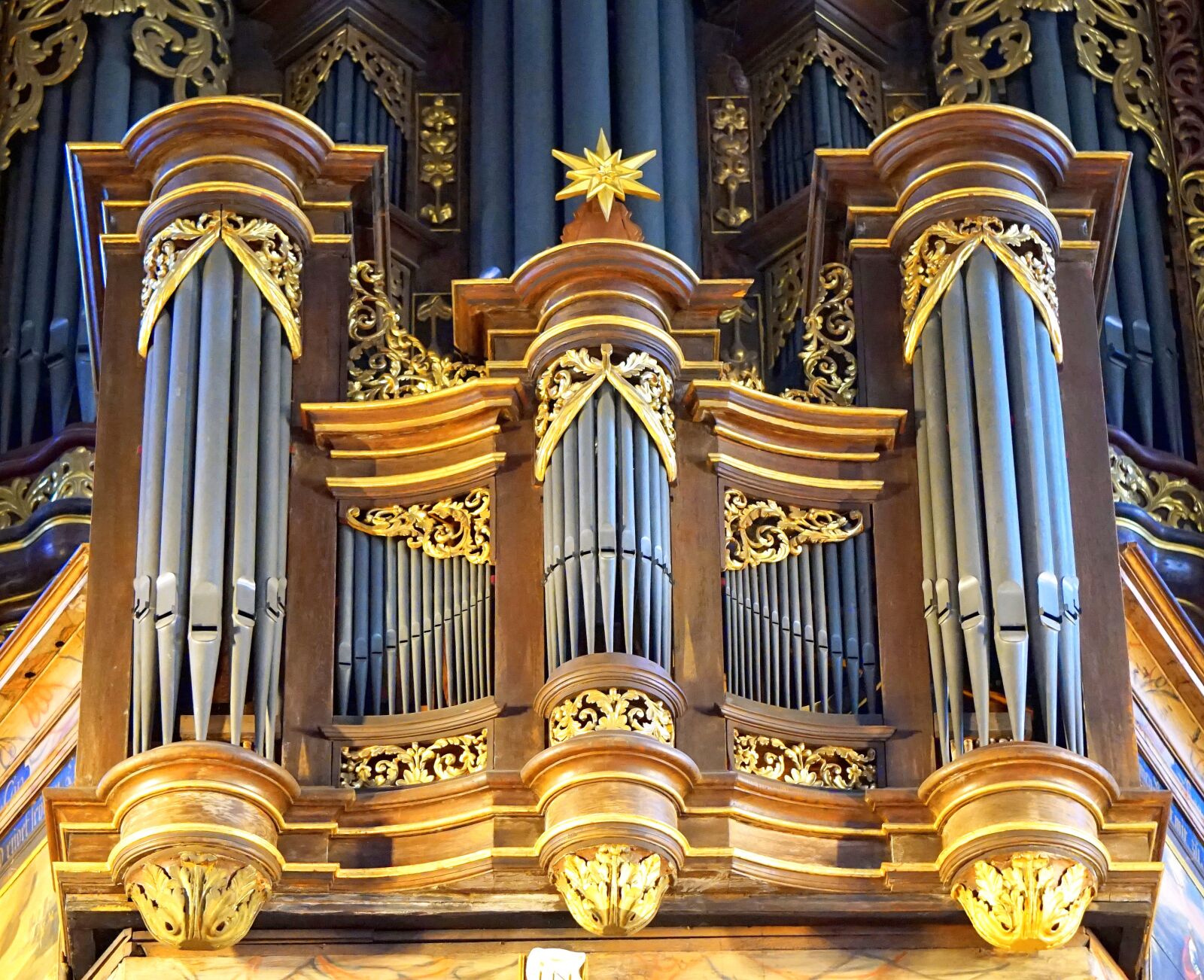 Sony Alpha a5000 (ILCE 5000) + Sony E 55-210mm F4.5-6.3 OSS sample photo. Organ, church, historically photography