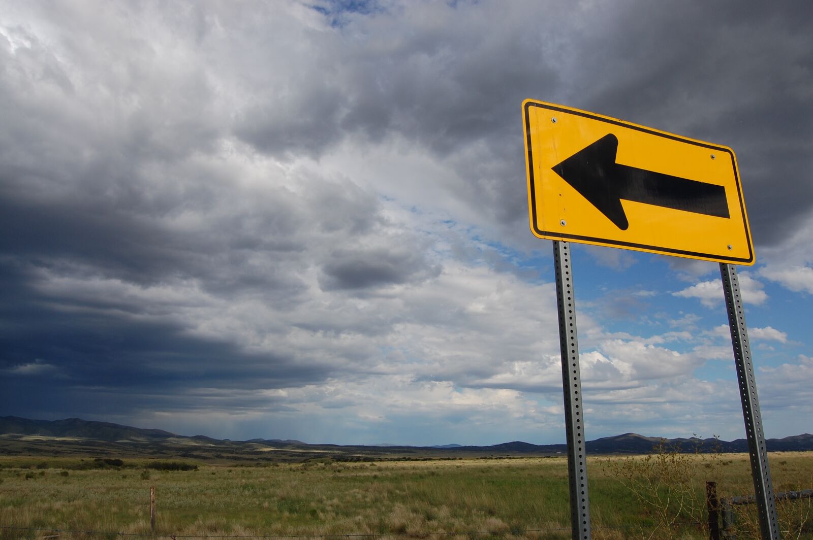 Nikon D40 sample photo. Tags sign, storm, flat photography