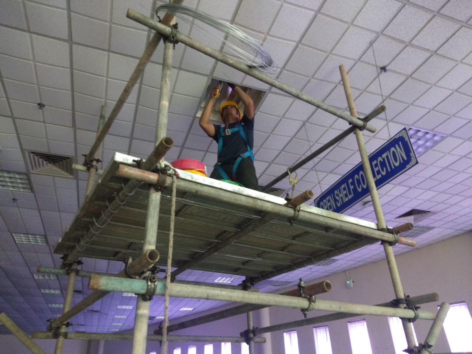 OPPO A3S sample photo. Scaffolding, man working on photography