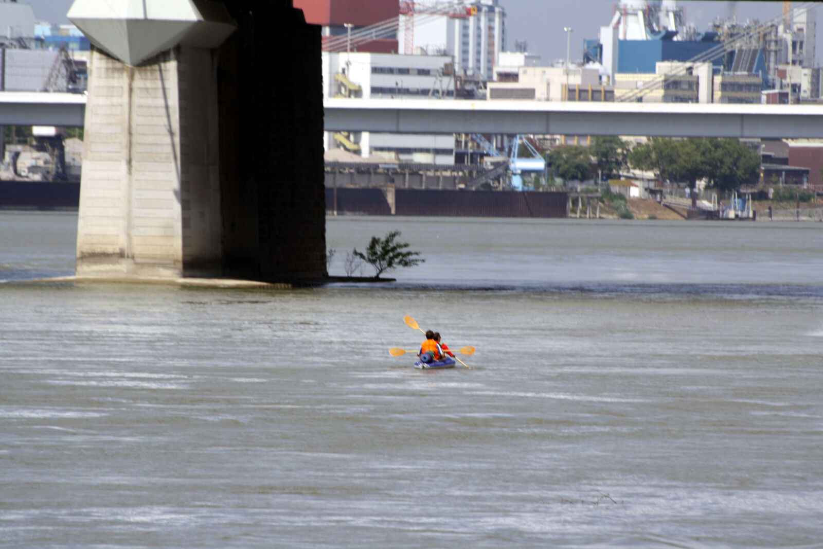 Canon EOS 1000D (EOS Digital Rebel XS / EOS Kiss F) sample photo. Boat, bridge, canoing, kayaking photography