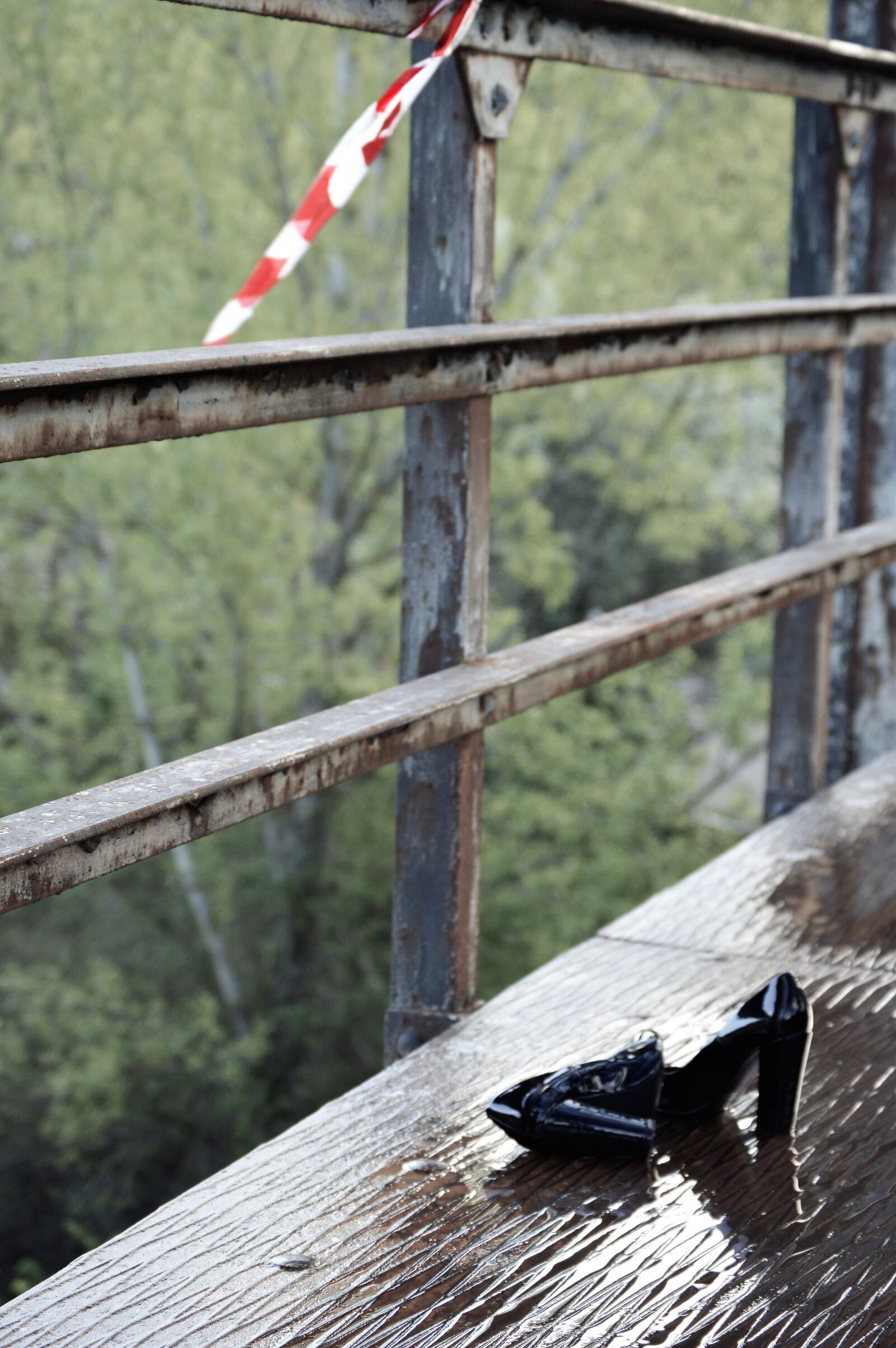 Nikon D3200 sample photo. Bridge, shoes, river photography