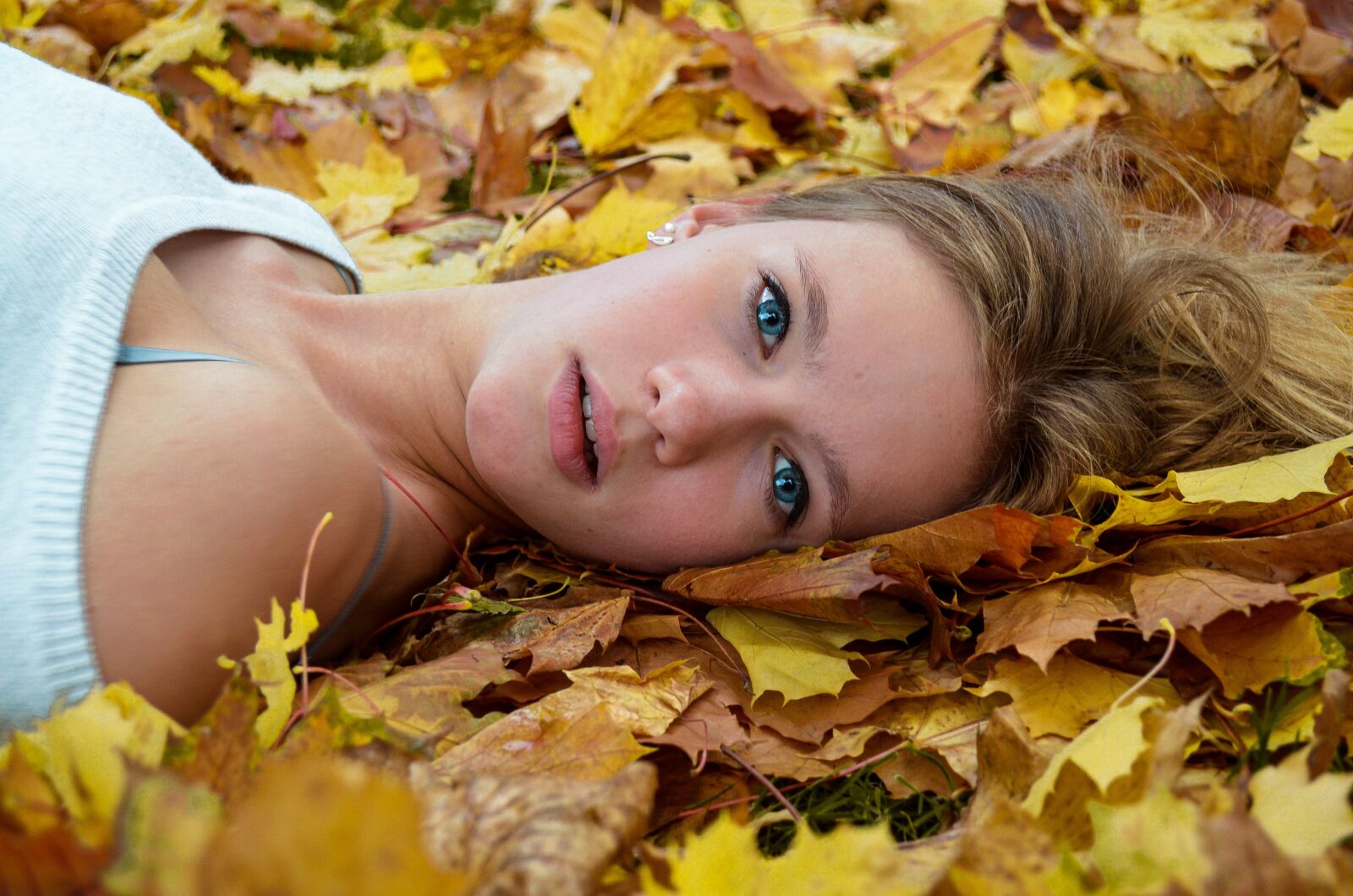 Nikon D5100 sample photo. Autumn, leaves, woman photography