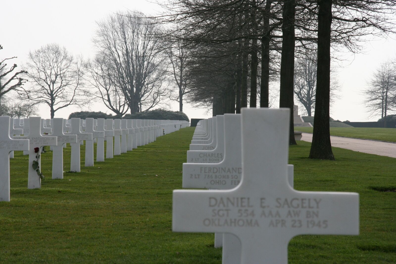 Canon EOS 350D (EOS Digital Rebel XT / EOS Kiss Digital N) sample photo. Grave, war, cemetery photography