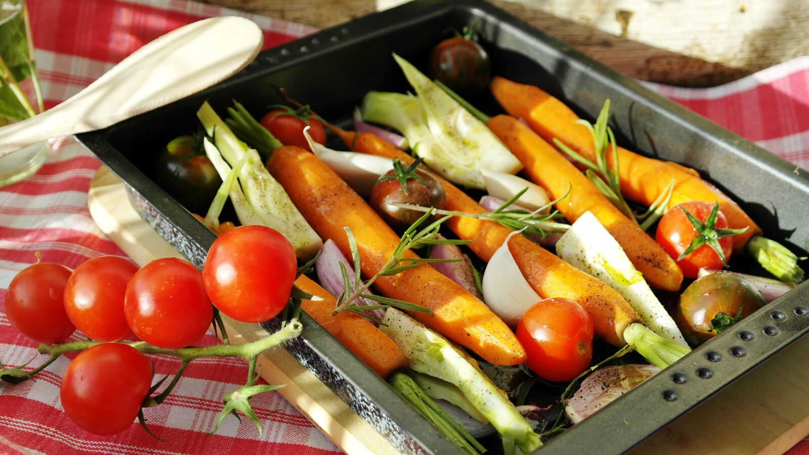 Samsung NX20 sample photo. Vegetables, vegetable pan, barbecue photography