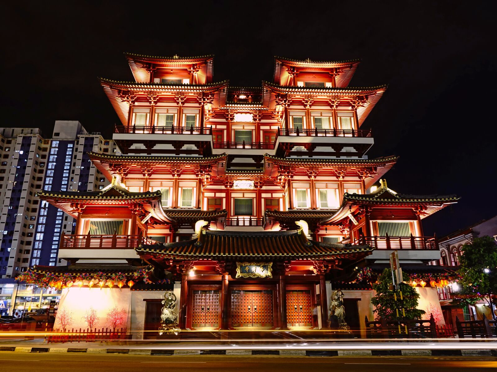 Sony Cyber-shot DSC-RX10 sample photo. Buddha tooth relic temple photography