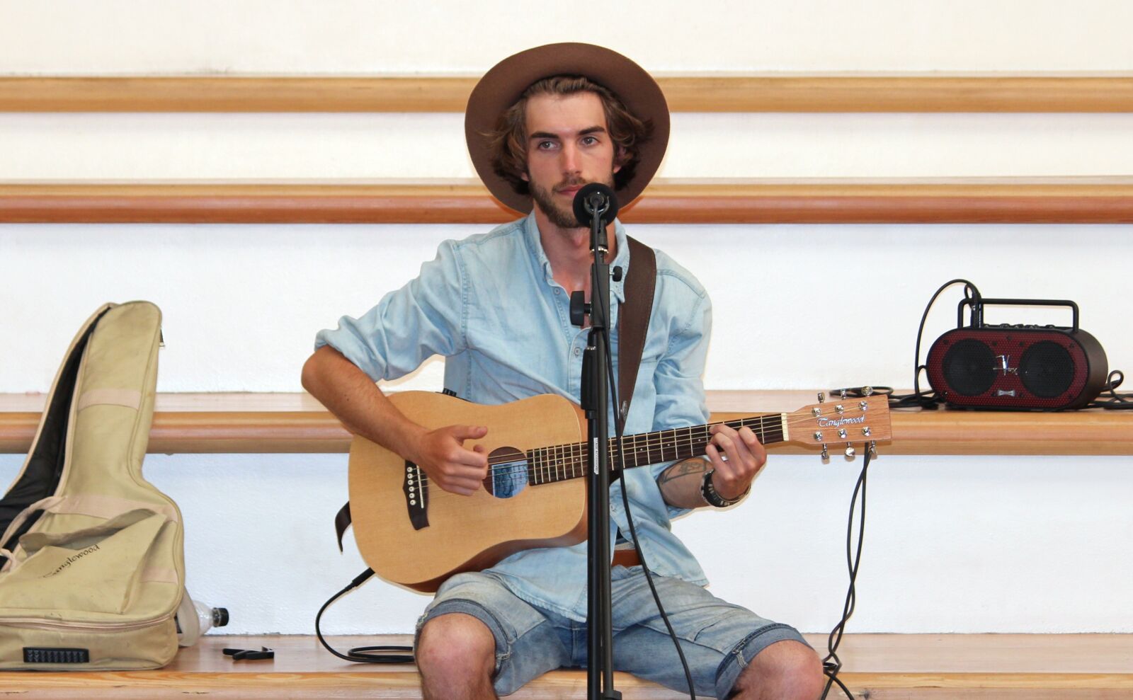 Canon EOS 650D (EOS Rebel T4i / EOS Kiss X6i) sample photo. Man, singer, guitar photography
