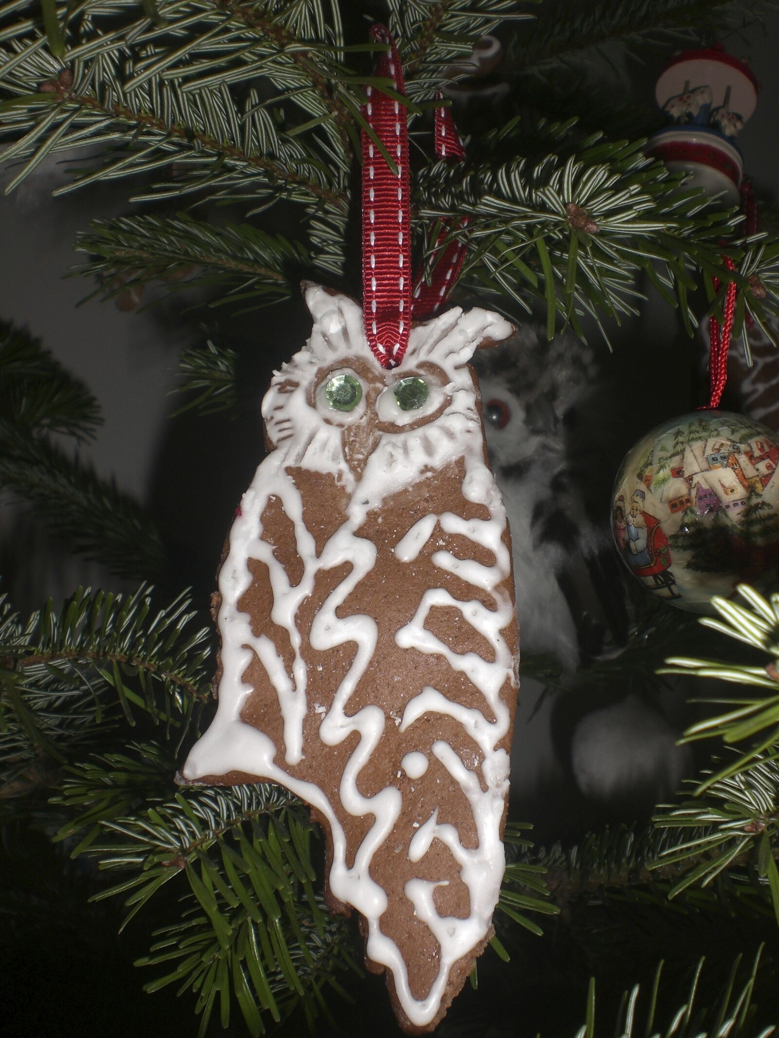 CASIO EX-Z75 sample photo. Gingerbread, fir tree, owl photography