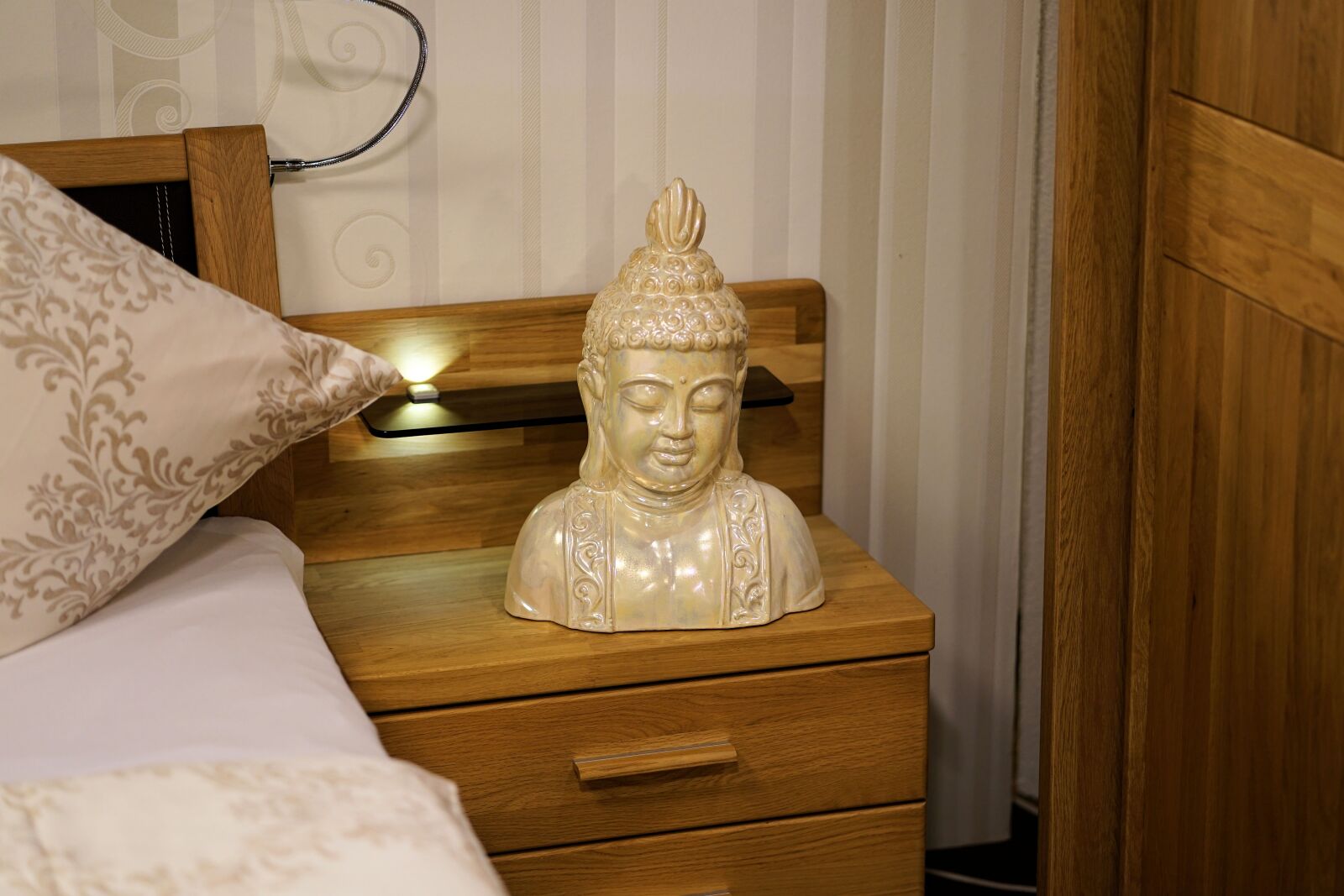 Sony a7 II + Sony FE 85mm F1.8 sample photo. Hotel, accommodation, bedroom photography