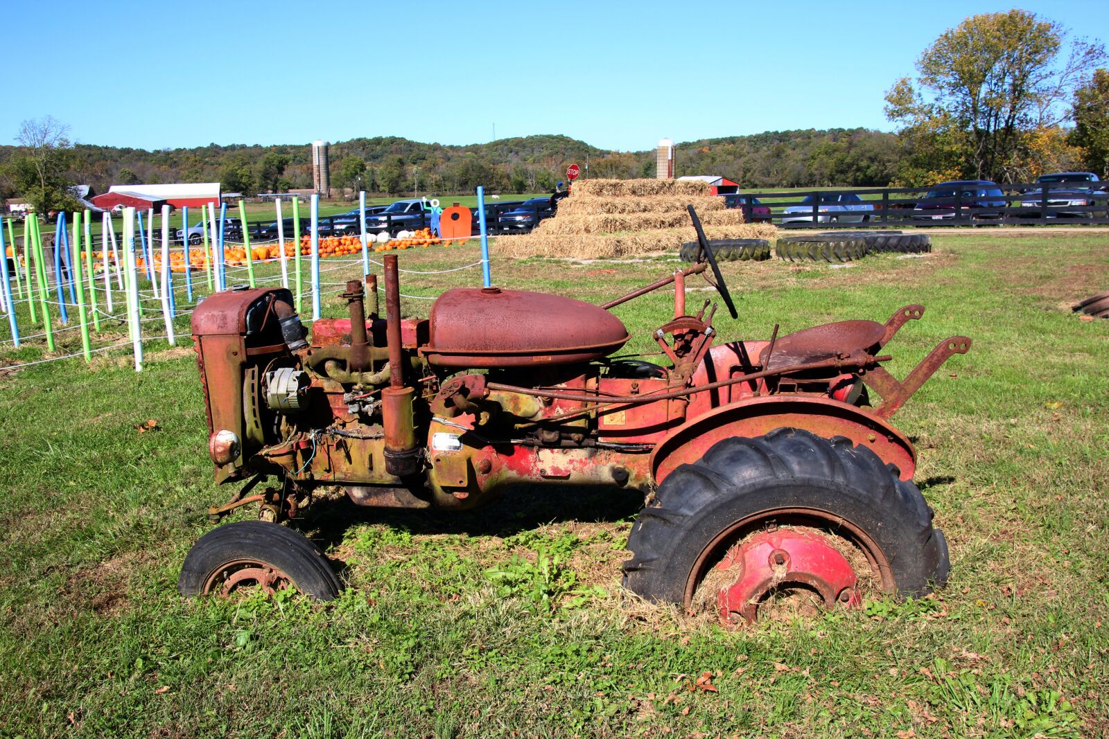 Canon EOS 600D (Rebel EOS T3i / EOS Kiss X5) sample photo. Tractor, old, sunken photography