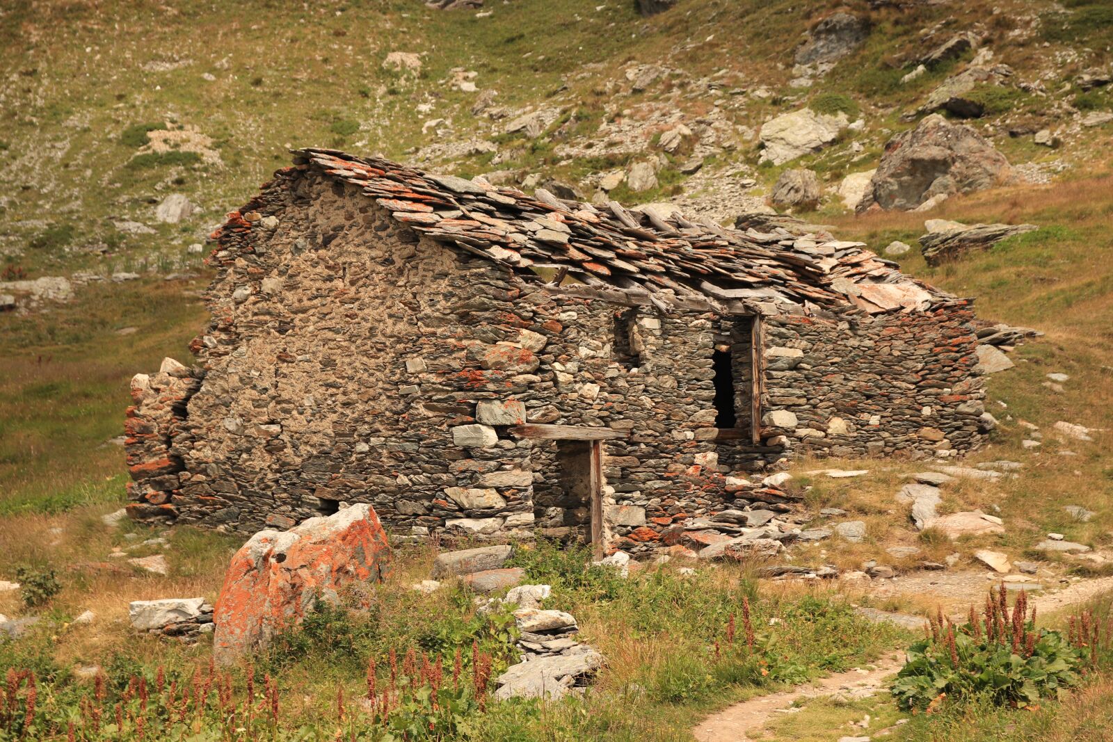 Canon EOS 77D (EOS 9000D / EOS 770D) sample photo. House, architecture, landscape photography