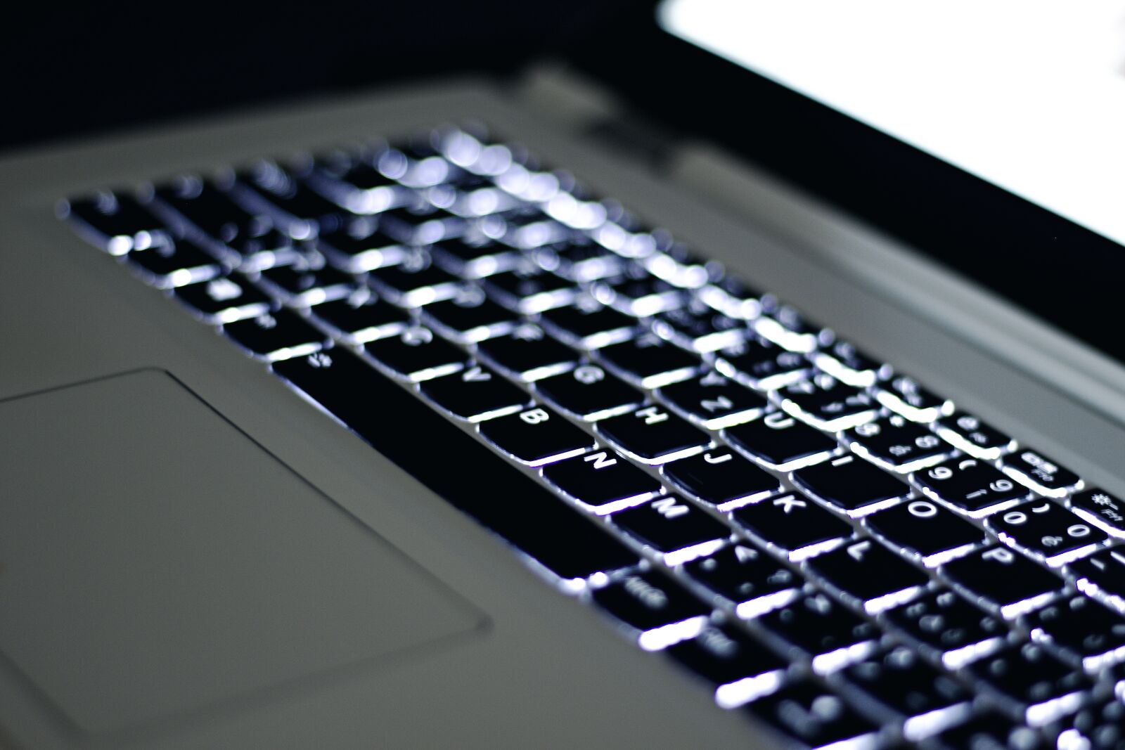 Canon EOS 100D (EOS Rebel SL1 / EOS Kiss X7) + Canon EF 50mm F1.8 STM sample photo. Laptop, apple, macbook photography