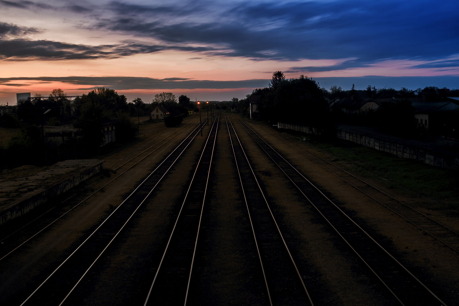 Canon EOS 750D (EOS Rebel T6i / EOS Kiss X8i) + Sigma 17-50mm F2.8 EX DC OS HSM sample photo. Dark, dawn, iron, landscape photography