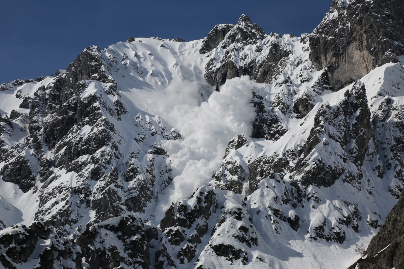 Canon EF 24-105mm F4L IS USM sample photo. Avalanche, lawine, winter photography