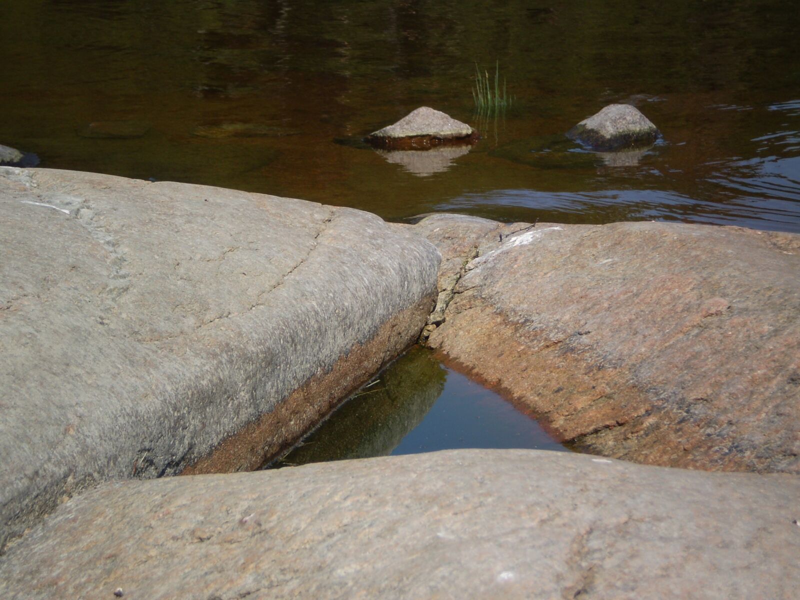 Olympus FE220,X785 sample photo. Crevice, lake, water photography