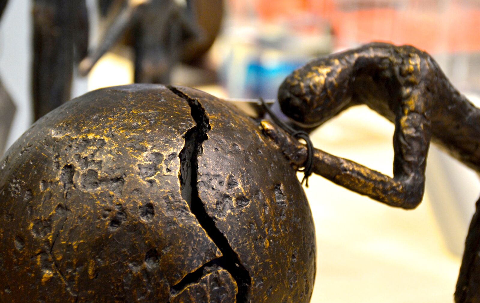 Nikon D3200 sample photo. Globe, sculpture, gift photography