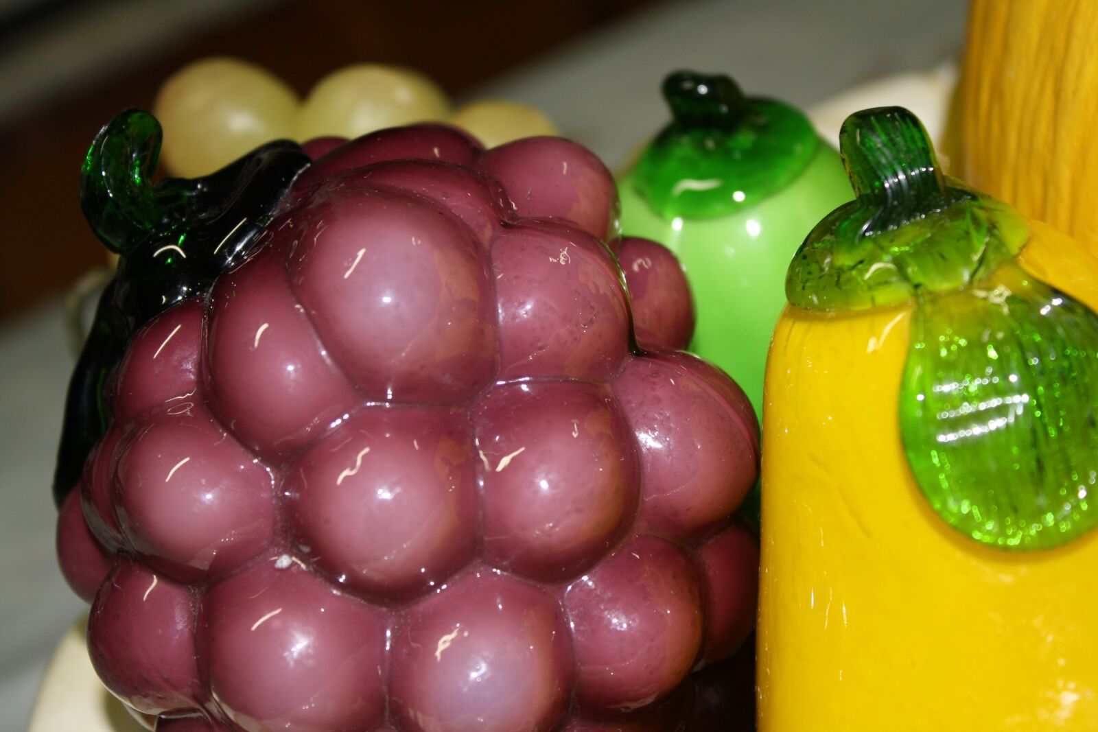 Canon EOS 1000D (EOS Digital Rebel XS / EOS Kiss F) sample photo. Fruit, glass, grapes photography