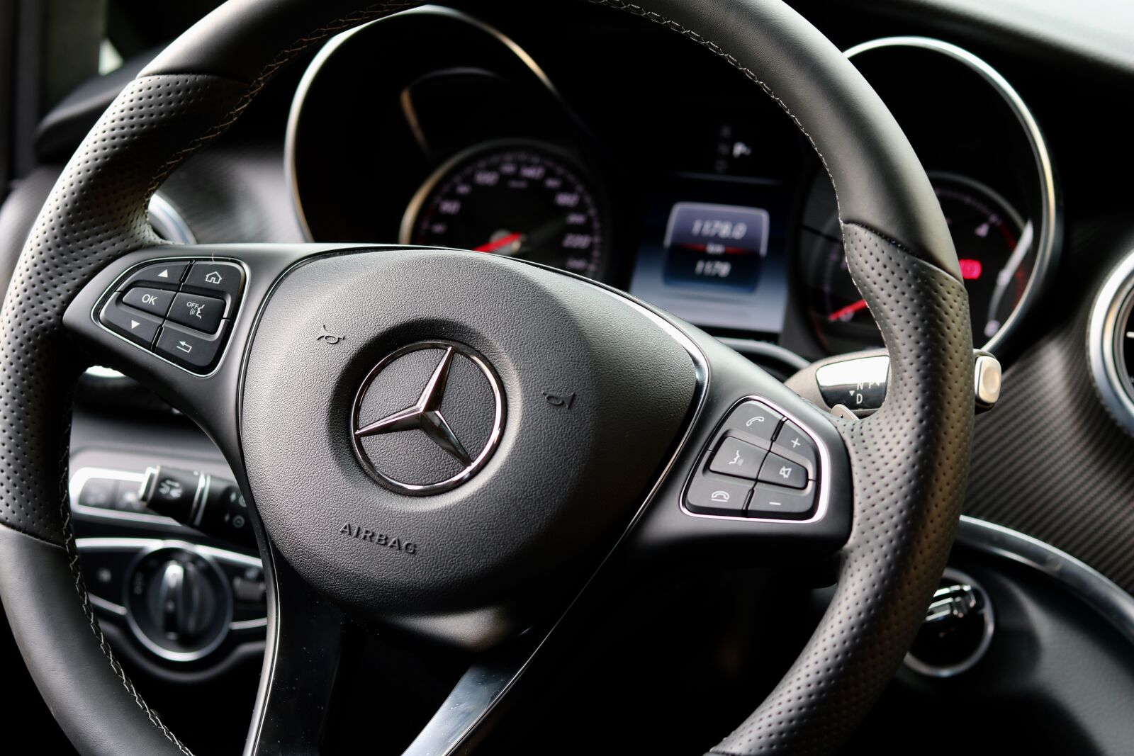 Canon EOS 750D (EOS Rebel T6i / EOS Kiss X8i) sample photo. Mercedes, interior, vehicle photography
