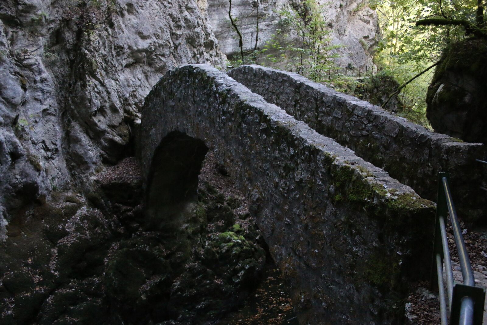 Canon EF-S 18-55mm F3.5-5.6 II sample photo. Bridge, hiking, stone bridge photography