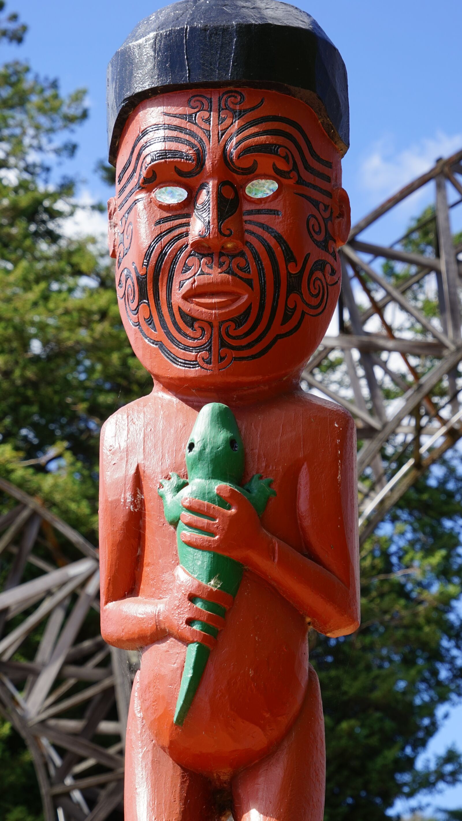 Sony a7 + Sony FE 24-240mm F3.5-6.3 OSS sample photo. Maori figure, carving, figure photography