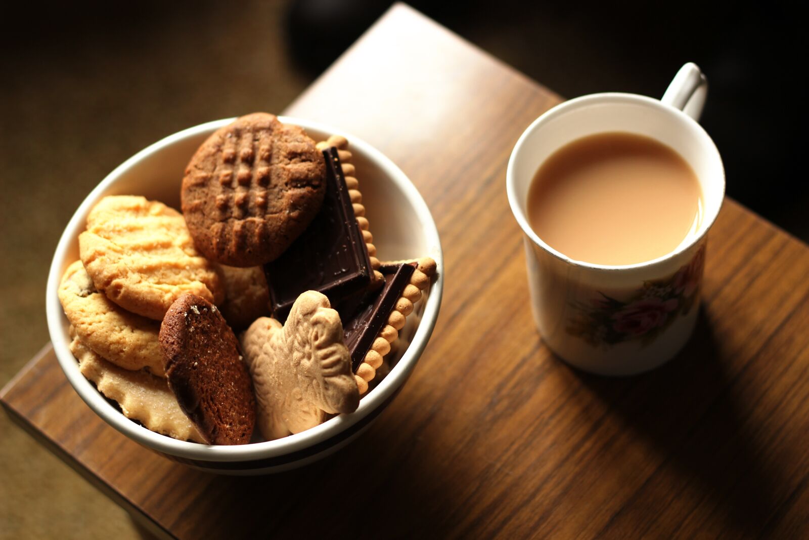 Canon EOS 600D (Rebel EOS T3i / EOS Kiss X5) + Canon EF 50mm F1.8 II sample photo. Afternoon, biscuits, brown photography