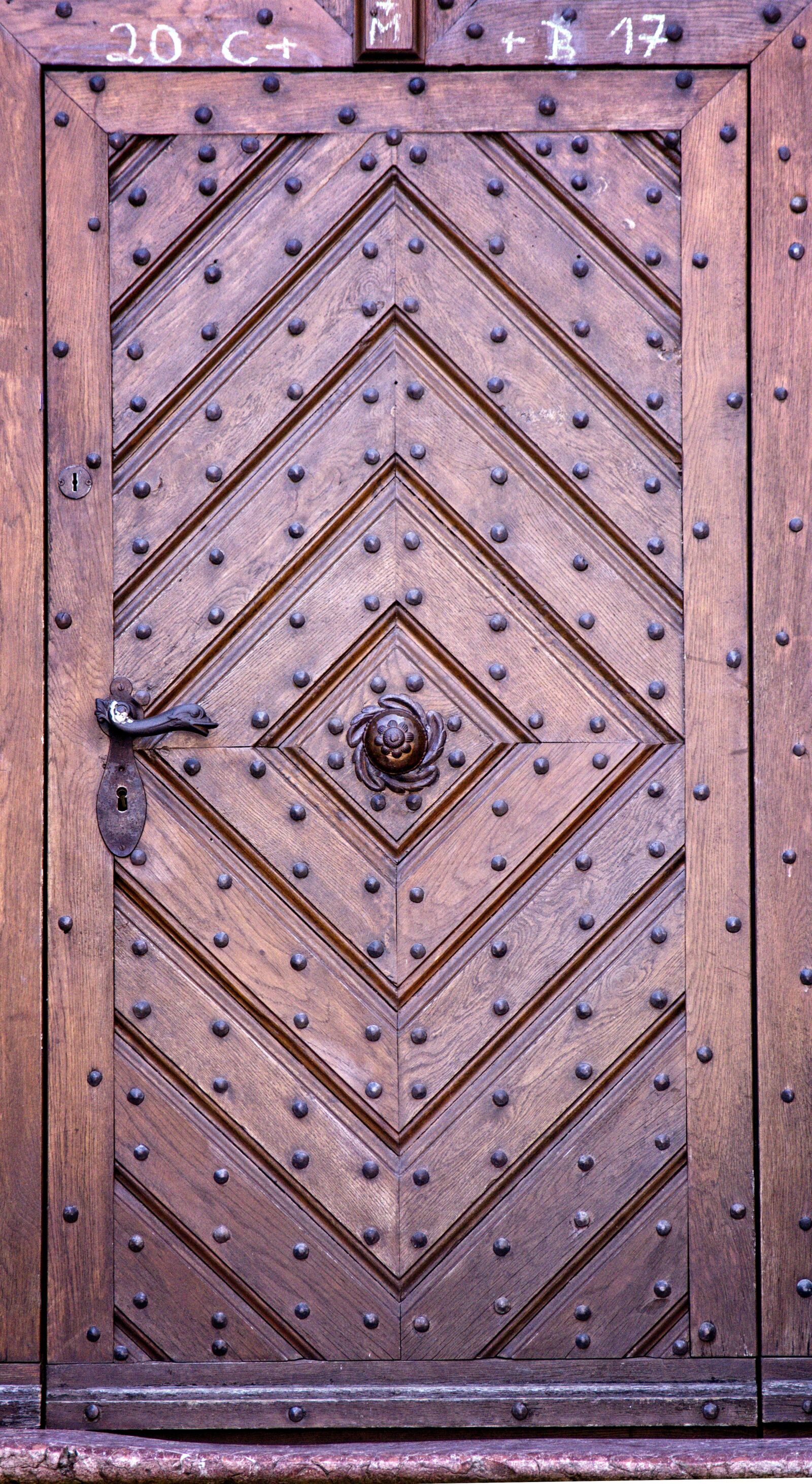 55.0-200.0mm f/4.0-f/5.6 sample photo. Entrance door, old, old photography