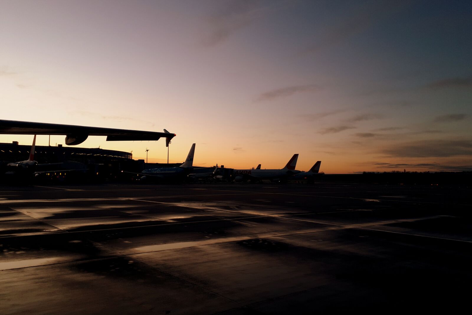 Samsung Galaxy A5(2017) sample photo. Airport, sunrise, vienna photography