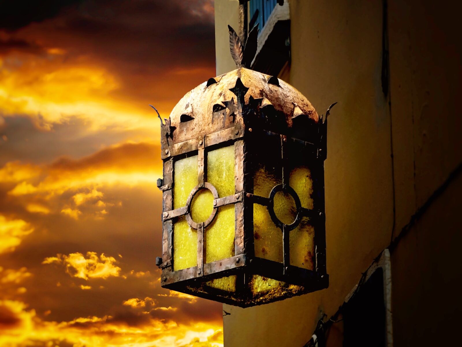 Sony Cyber-shot DSC-HX400V sample photo. Lantern, hauswand, abendstimmung photography