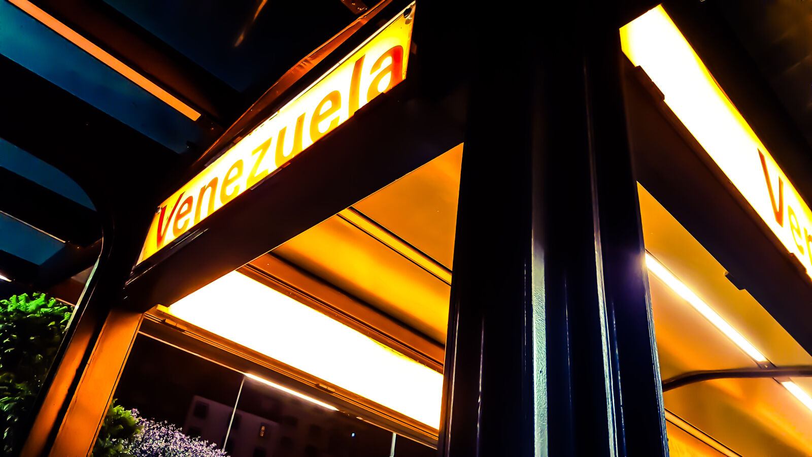 Samsung Galaxy Note5 sample photo. Bus, stop, street, urban photography