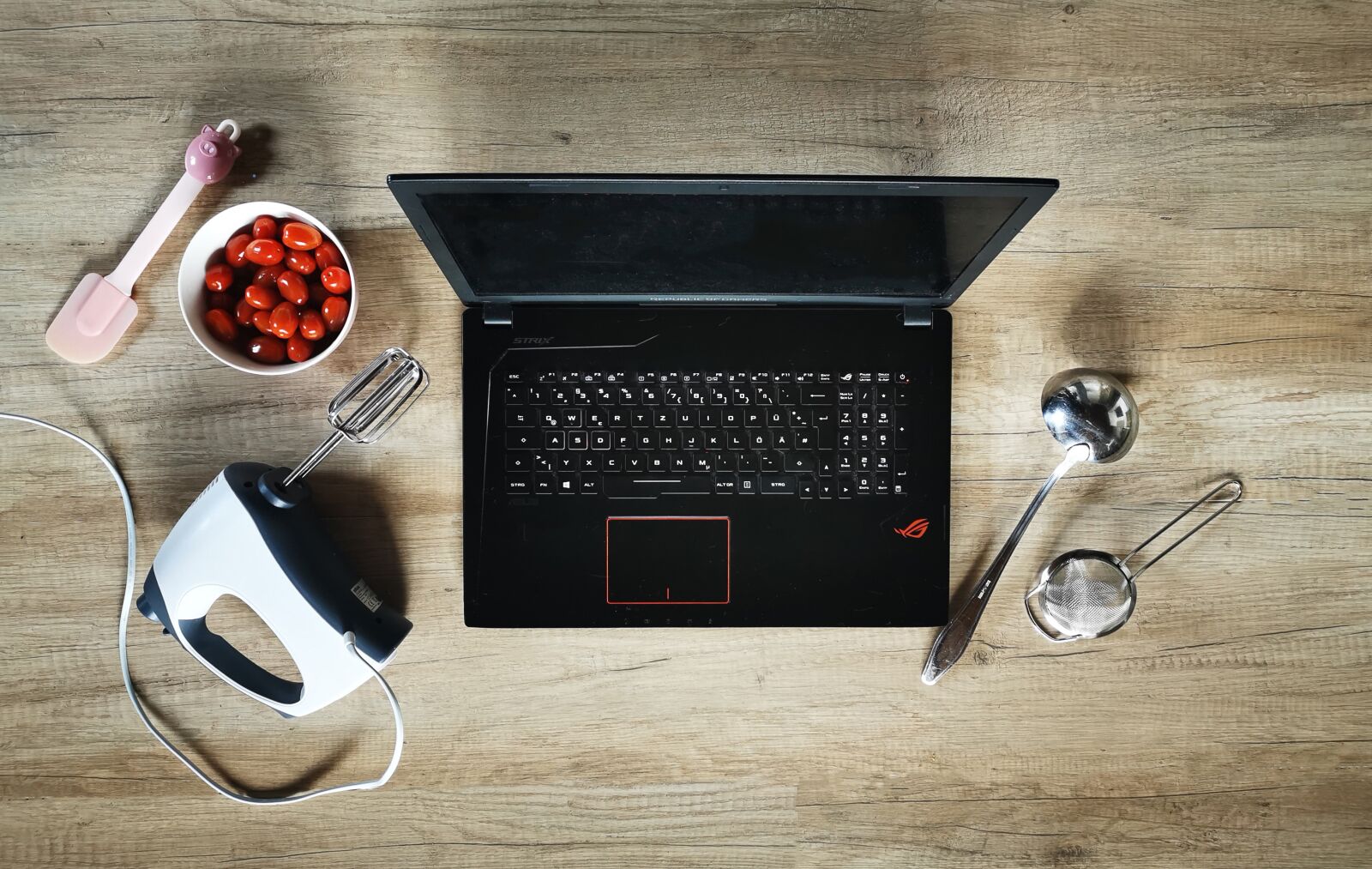 HUAWEI P30 sample photo. Home office, computer, workplace photography