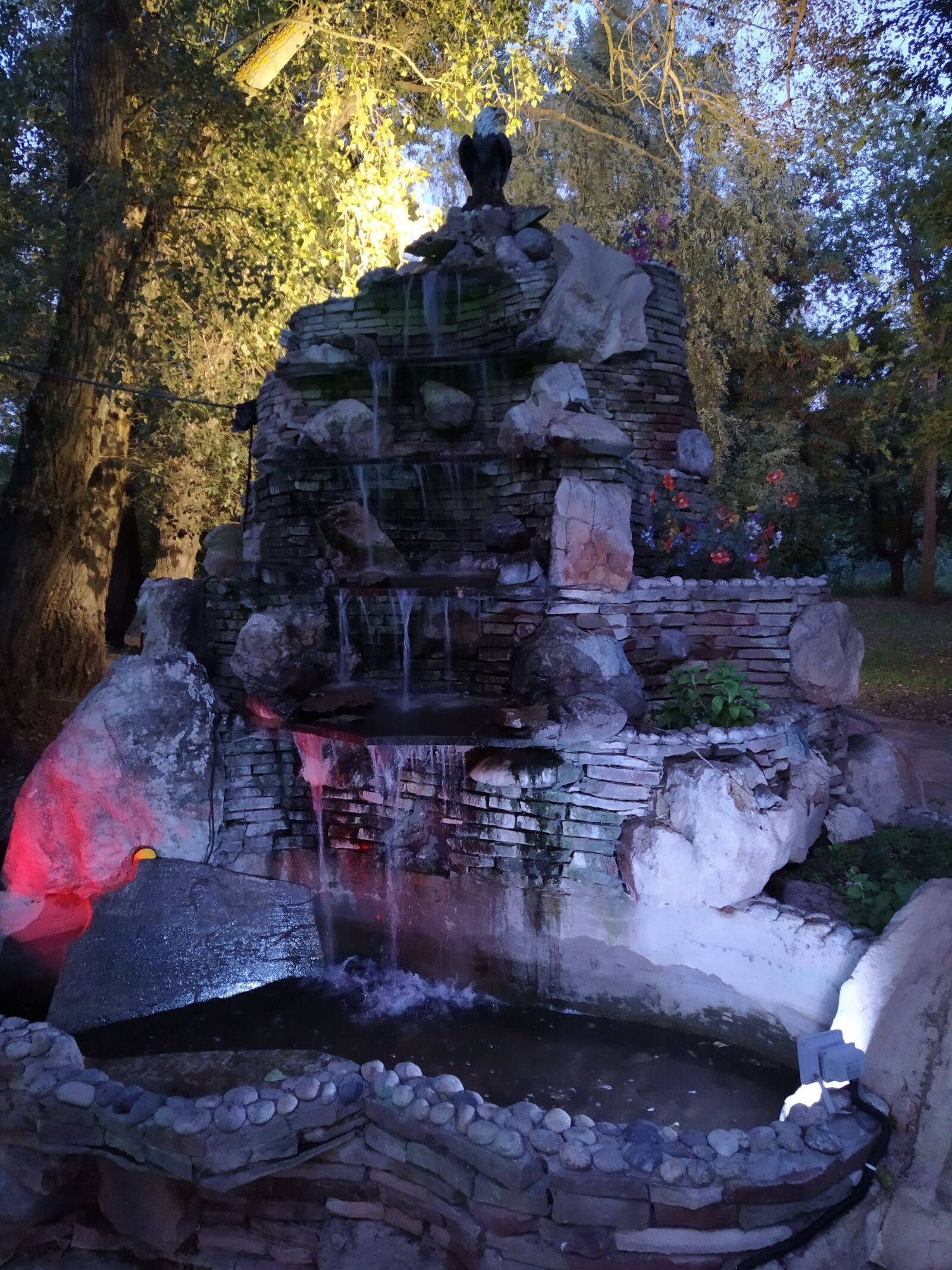 Xiaomi Redmi Note 7 sample photo. Fountain, stone, water photography