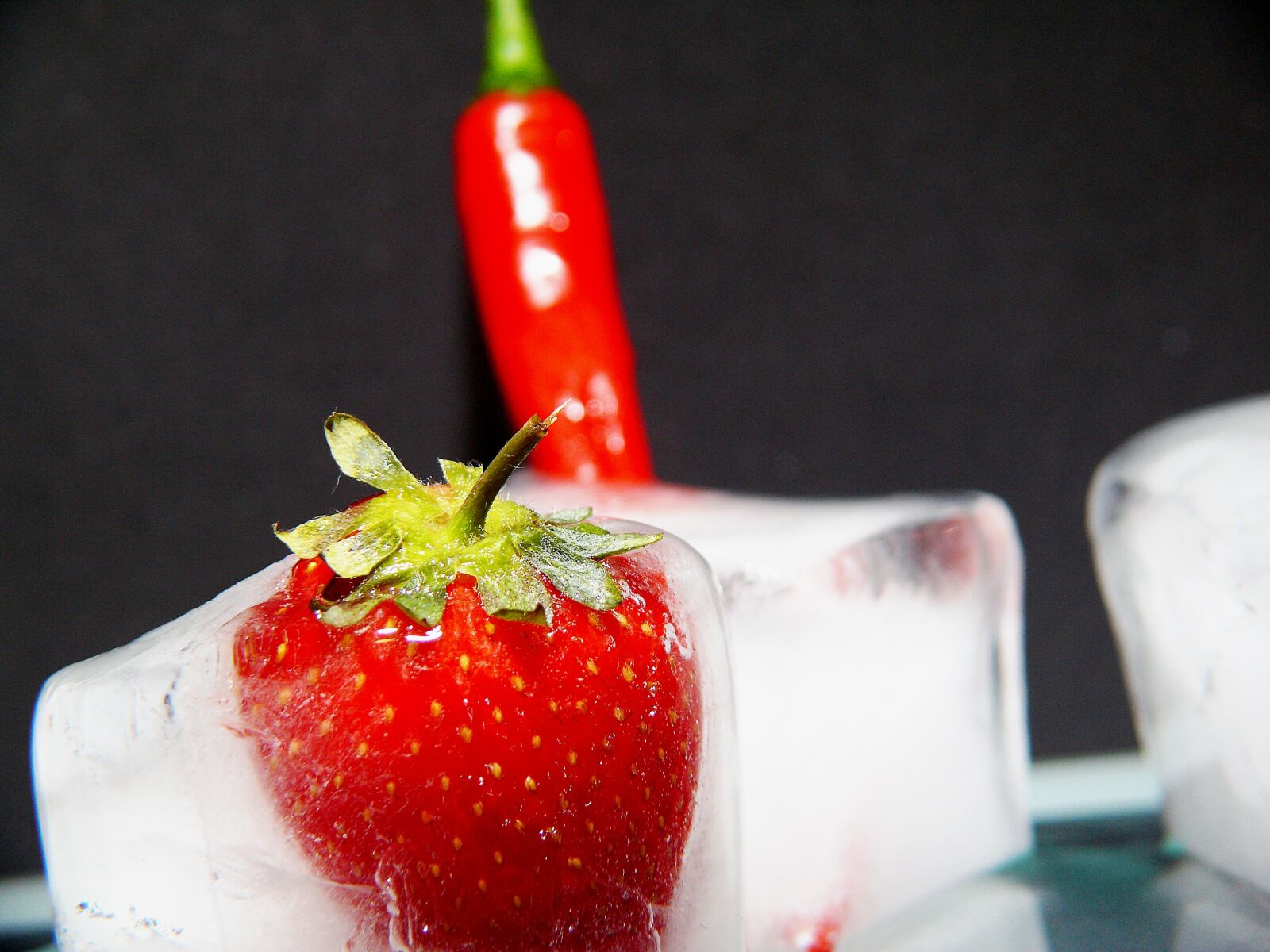 Leica V-LUX 1 sample photo. Appetizing, berry, delicate photography