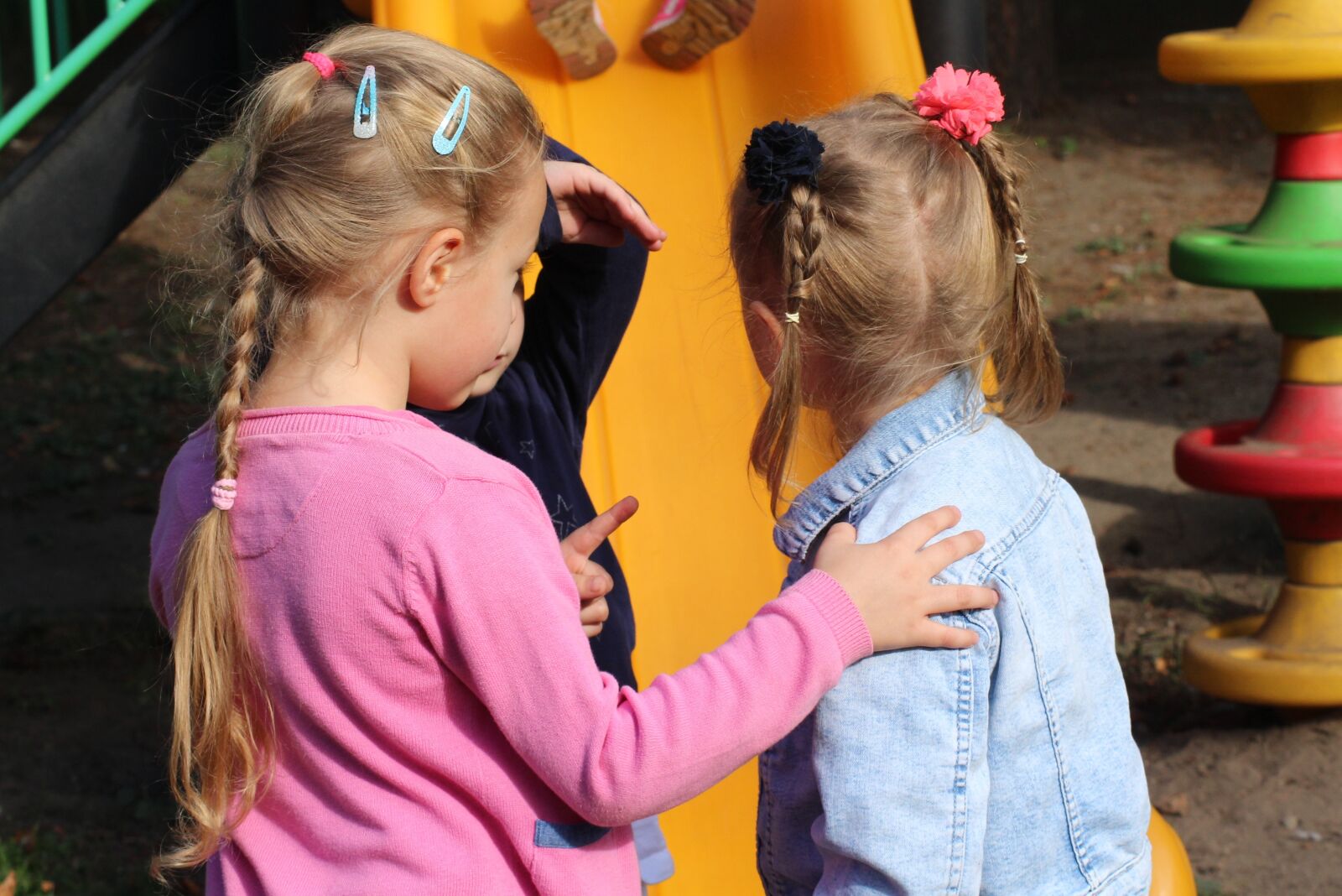 Canon EOS 1200D (EOS Rebel T5 / EOS Kiss X70 / EOS Hi) sample photo. Children, girls, conversation photography