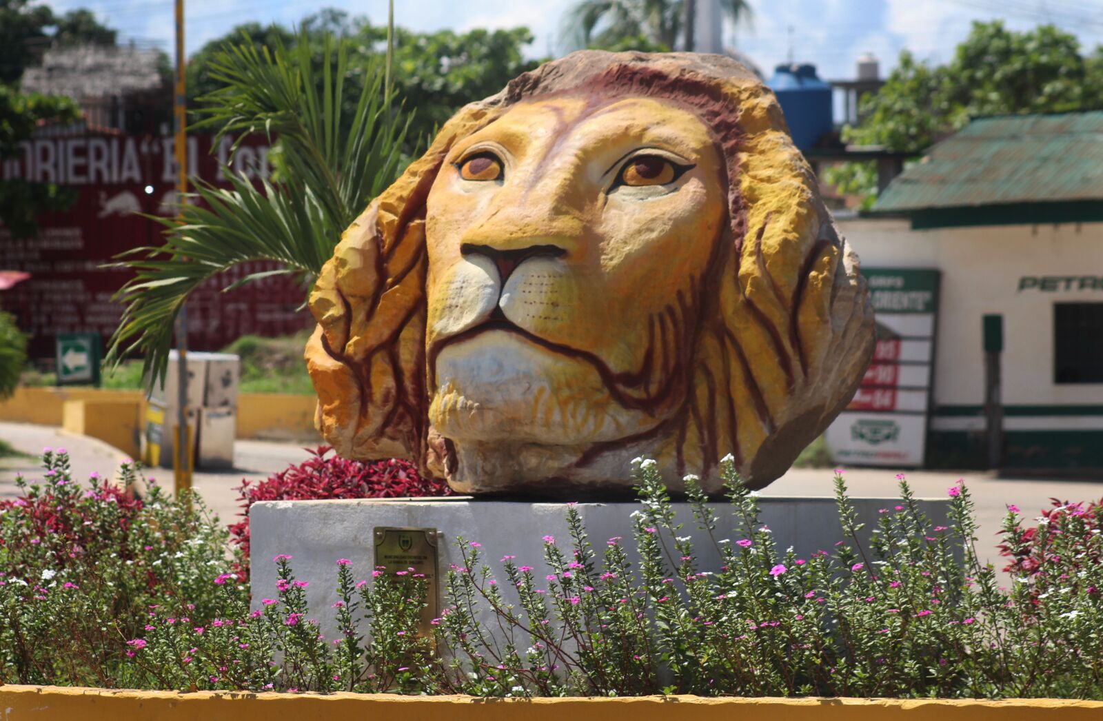 Canon EF 75-300mm f/4-5.6 sample photo. Leon, sculpture, arts photography