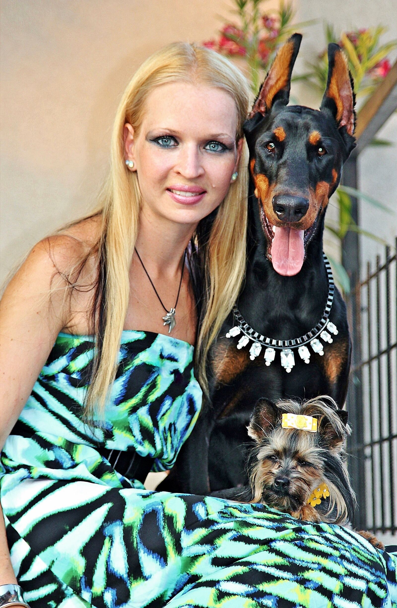 Canon EOS 600D (Rebel EOS T3i / EOS Kiss X5) sample photo. Blonde woman, yorkie, doberman photography