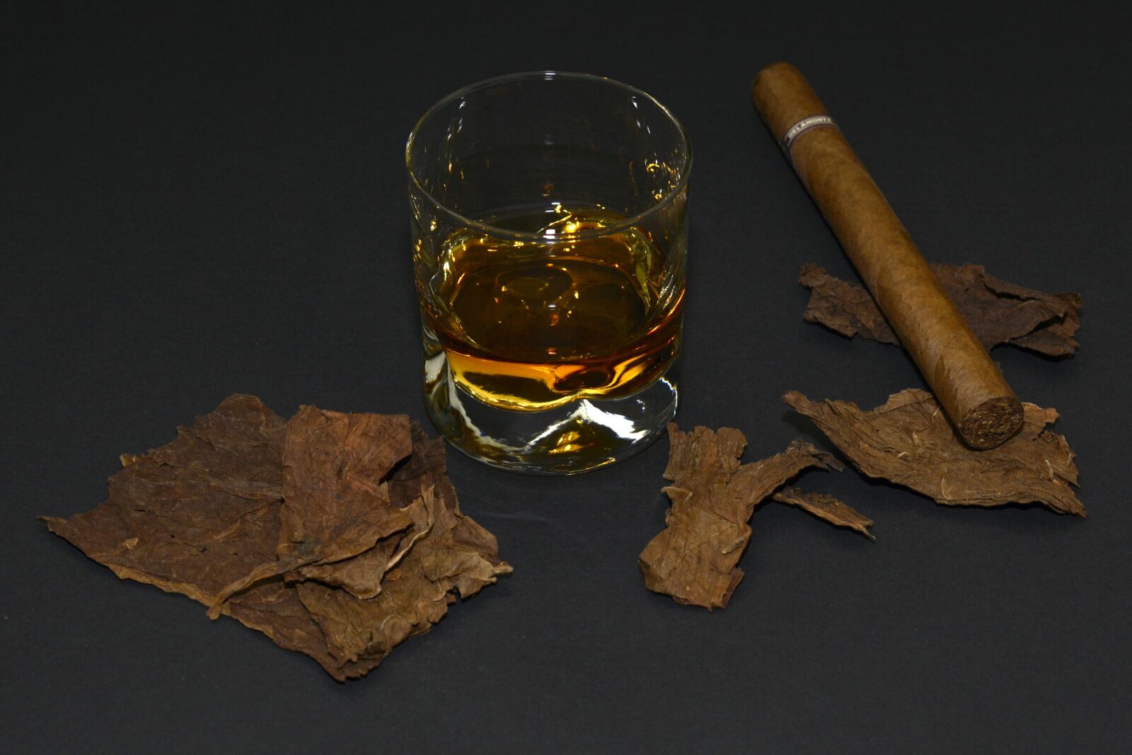 Nikon D7100 sample photo. Cigar, tobacco leaves, whiskey photography
