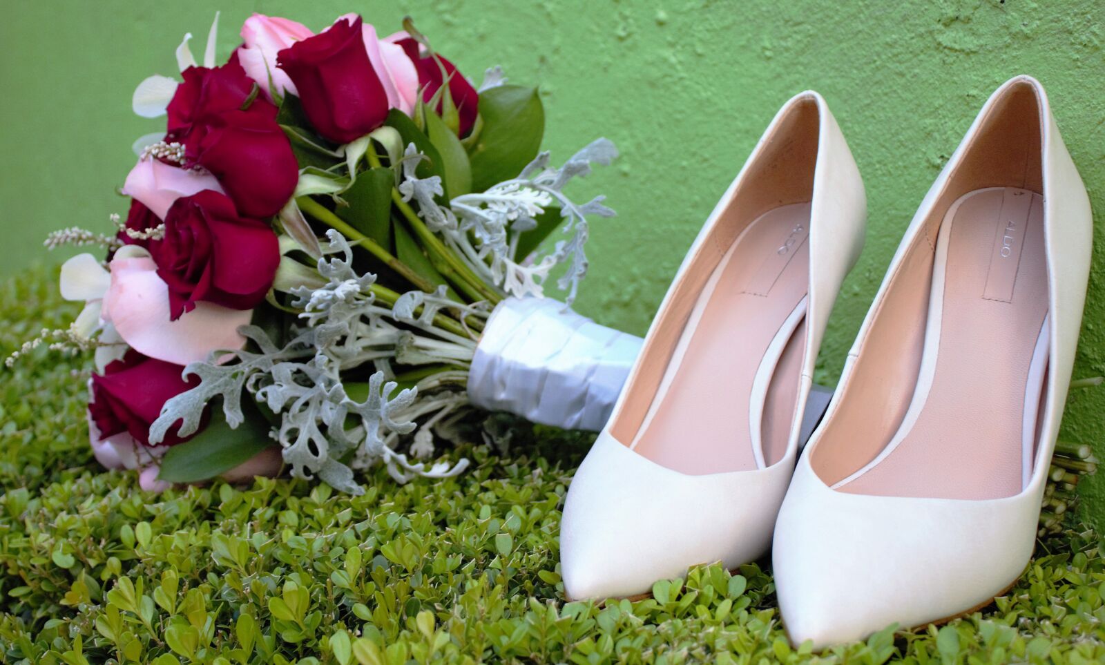 Canon EOS 600D (Rebel EOS T3i / EOS Kiss X5) sample photo. Wedding, slippers, bouquet photography