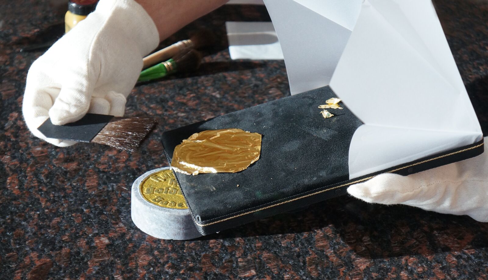 Sony Alpha NEX-5N sample photo. Gold, gold leaf, gilding photography
