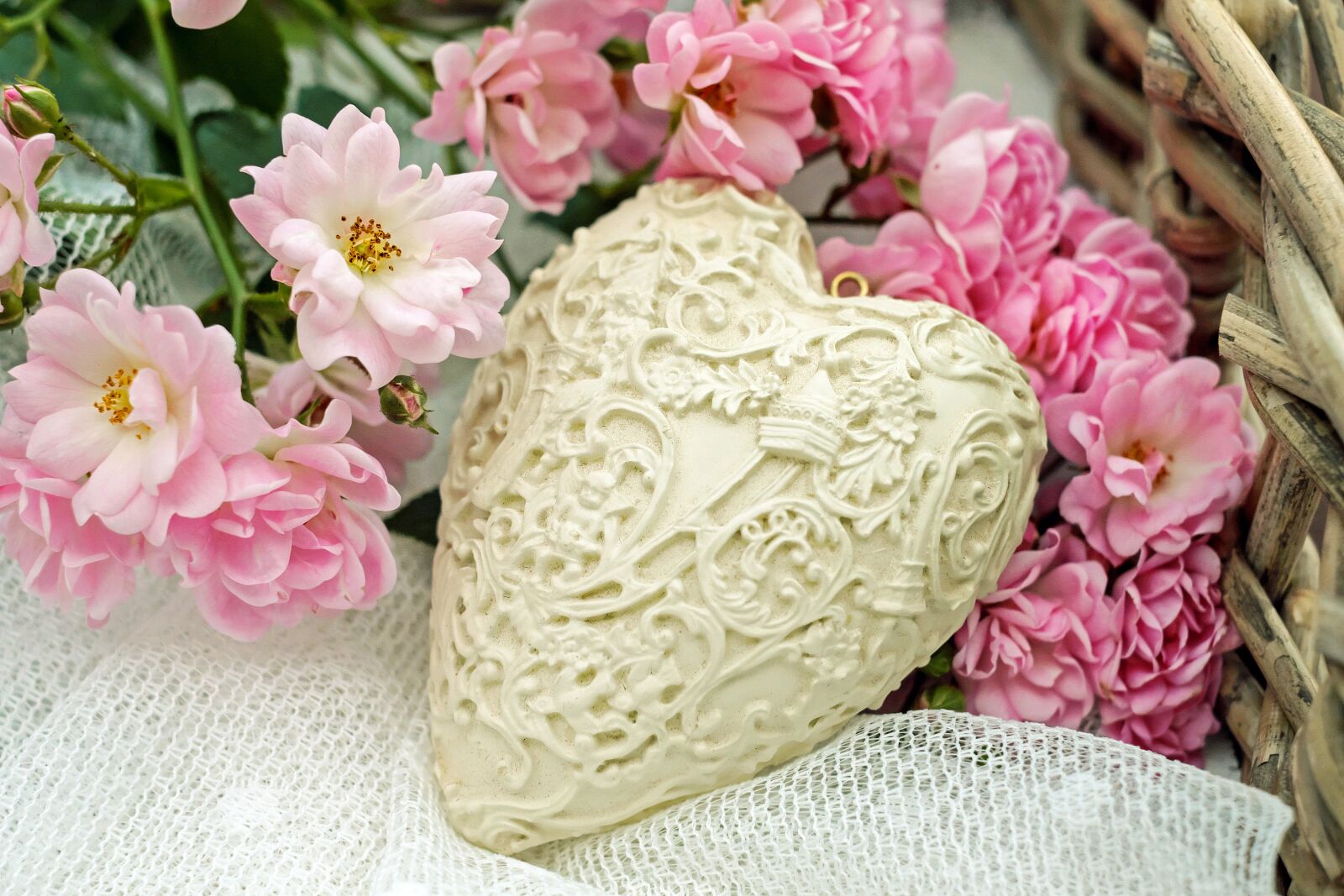 Fujifilm X-T10 + Fujifilm XF 35mm F1.4 R sample photo. Heart, roses, pink photography