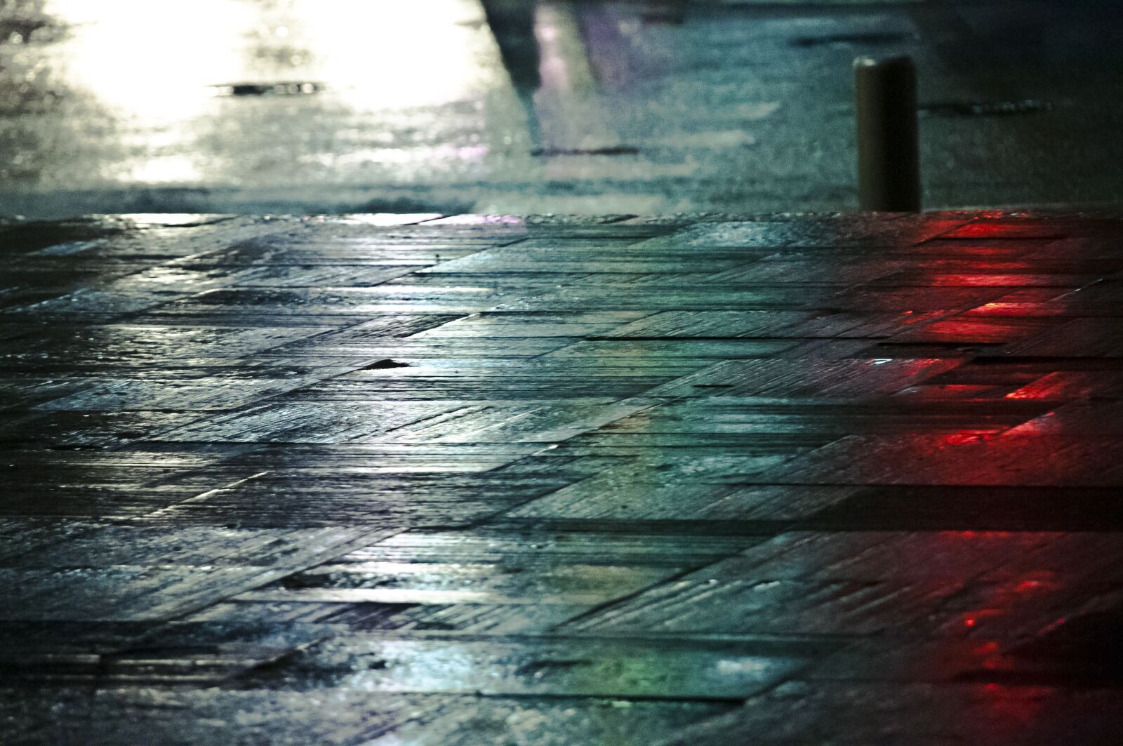 Nikon D5000 sample photo. Sidewalk, light, traffic lights photography