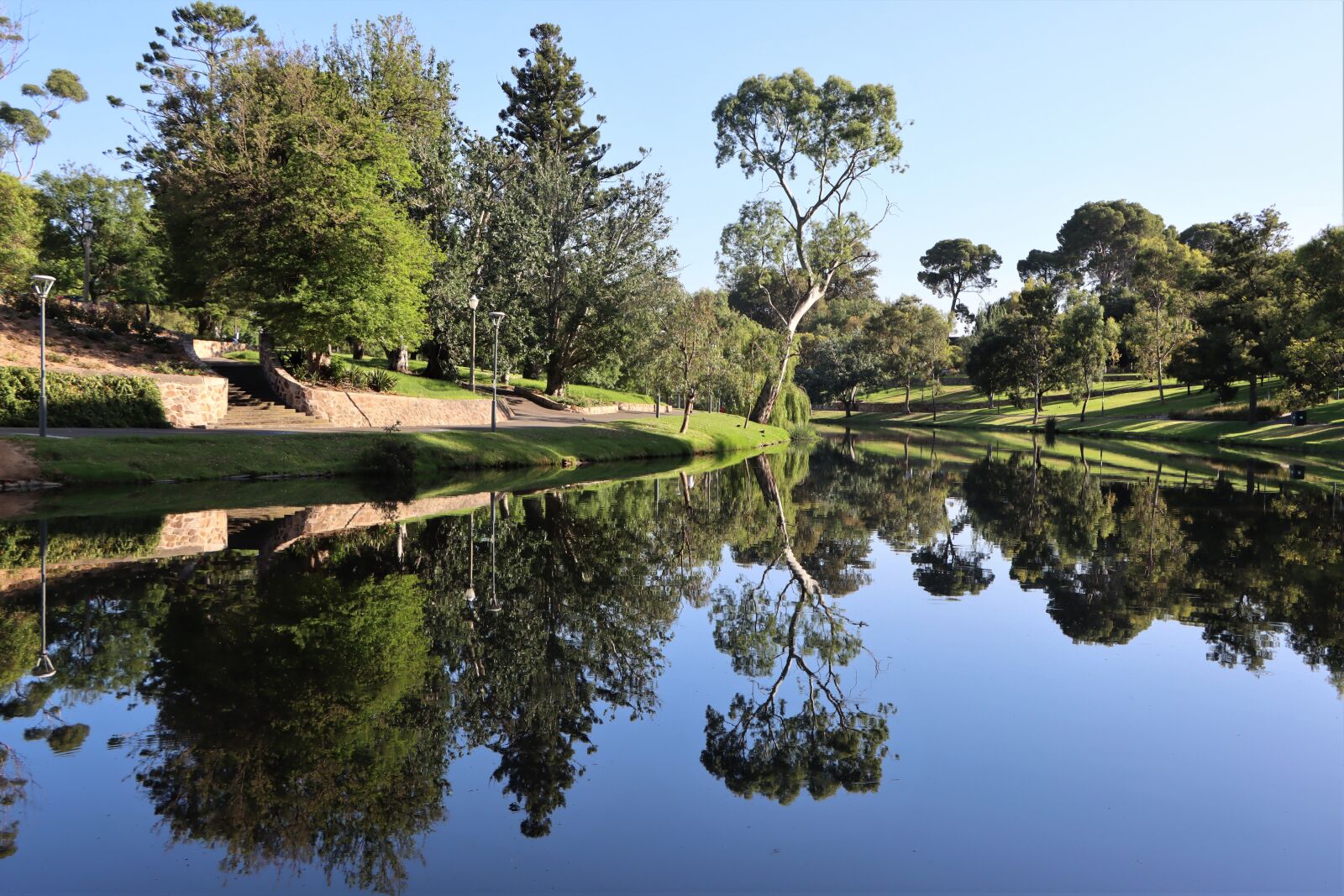 Canon EF-S 18-135mm F3.5-5.6 IS USM sample photo. Peaceful, adelaide, river photography