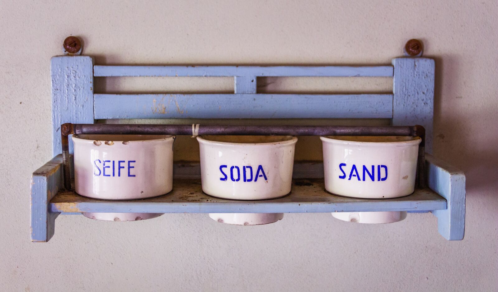 Canon EOS 700D (EOS Rebel T5i / EOS Kiss X7i) sample photo. Wandhalterung, old vessels, wood photography