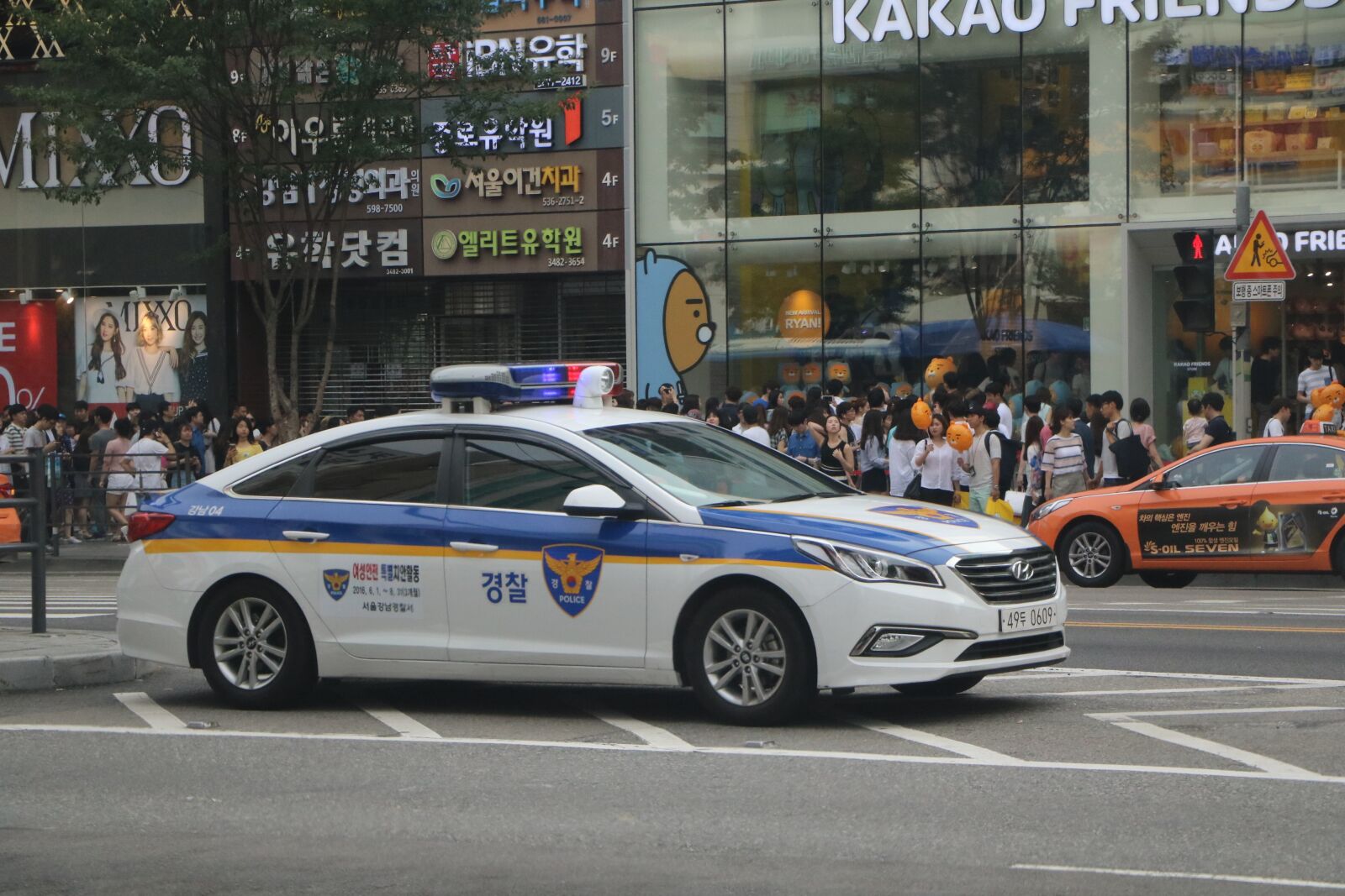 Canon EOS 760D (EOS Rebel T6s / EOS 8000D) sample photo. Republic of korea, police photography