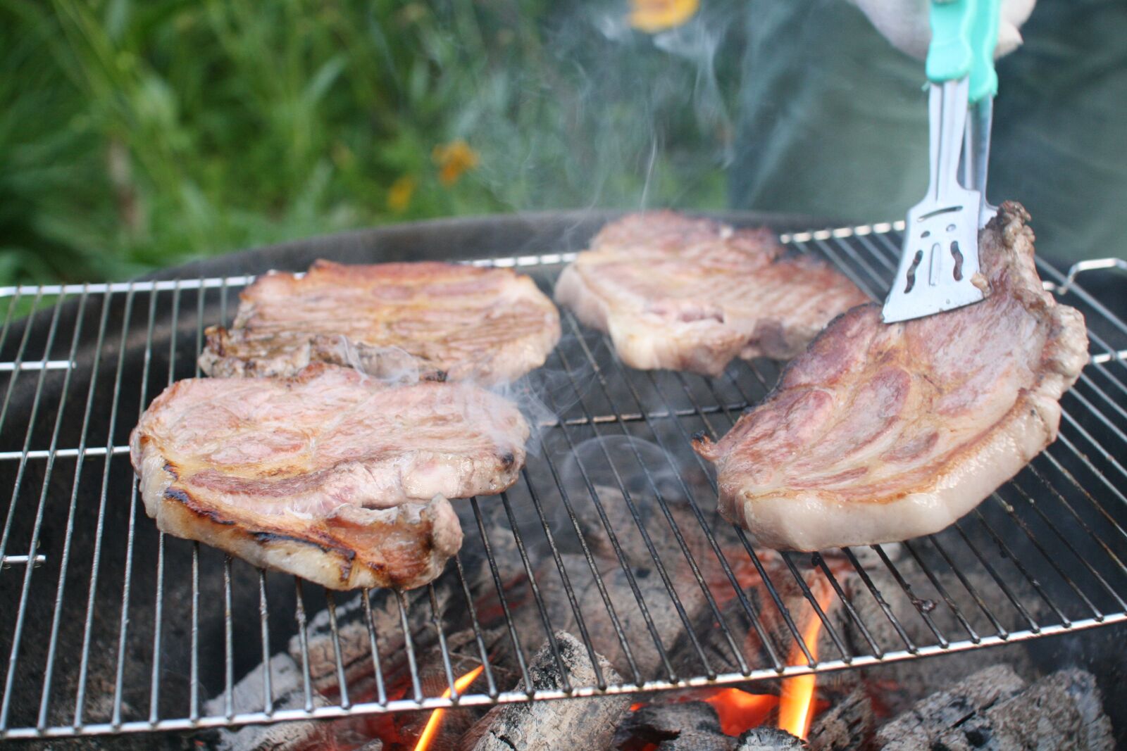 Canon EOS 400D (EOS Digital Rebel XTi / EOS Kiss Digital X) sample photo. Wife, sizzle, meat photography