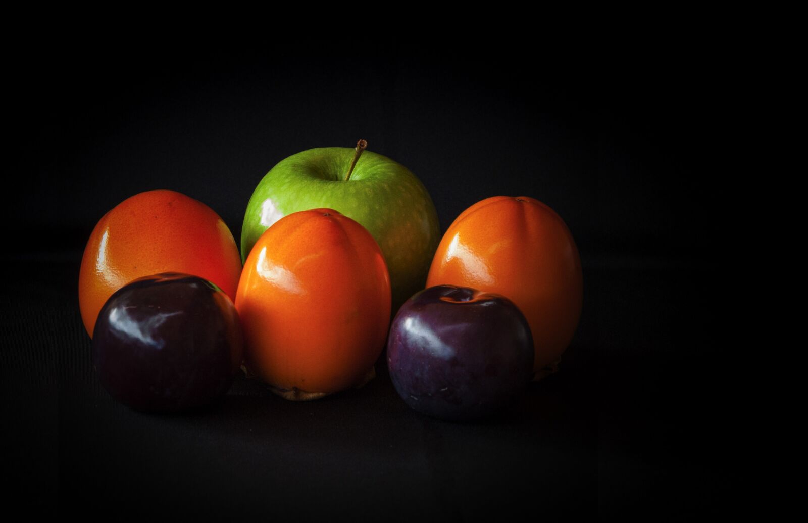 Canon EOS 500D (EOS Rebel T1i / EOS Kiss X3) + Canon EF 75-300mm f/4-5.6 sample photo. Fruit, still life, apple photography